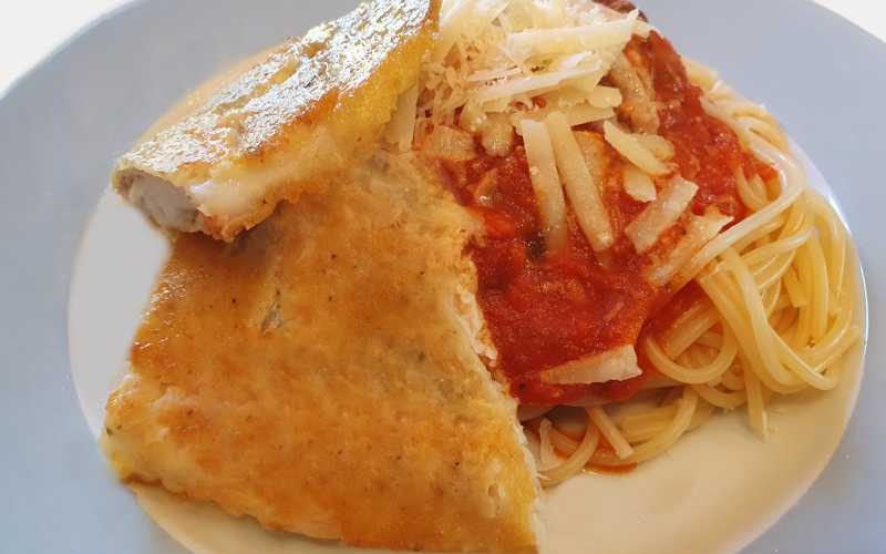 Spaghetti mit fruchtiger Tomatensauce und Kabeljau in einer Parmesanhülle