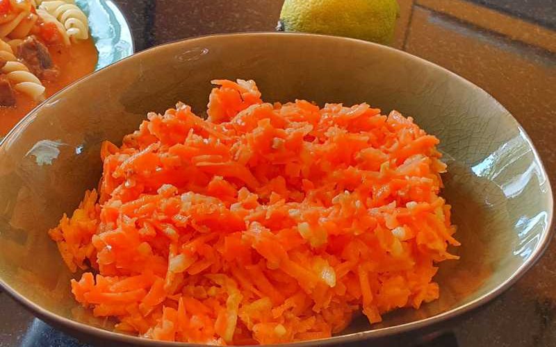 Karottensalat mit Apfel und gerösteten Mandeln | slave of kitchen