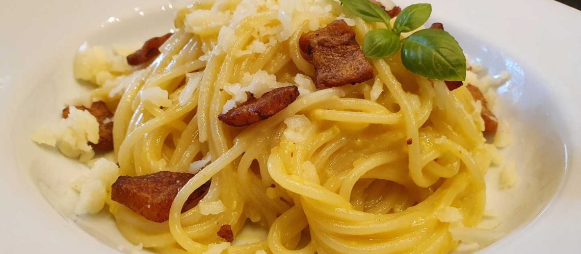 Spaghetti Carbonara mit Pecorino und einem feinen italienischen Guanciale