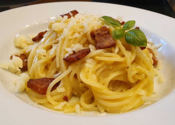 Spaghetti Carbonara mit Pecorino und einem feinen italienischen Guanciale